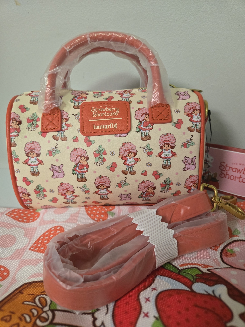 Loungefly Strawberry Shortcake Mini Barrel Bag Crossbody - Cream & Coral - Picture 2 of 2
